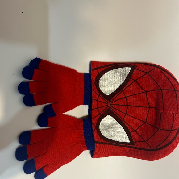 Spider Man hat and gloves - Picture 4 of 4
